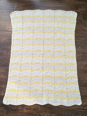 EUC Handmade 45"x34" Crocheted White and Yellow Chevron Pattern Throw Blanket
